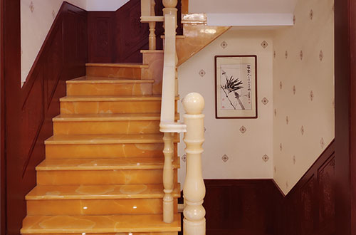 秀山中式别墅室内汉白玉石楼梯的定制安装装饰效果