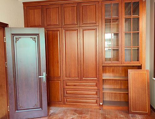 秀山中式家庭装修里定制的实木衣柜效果图
